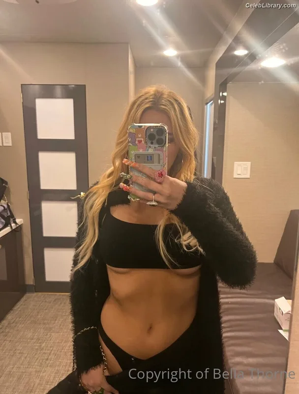 Bella Thorne photo 1 of 3680