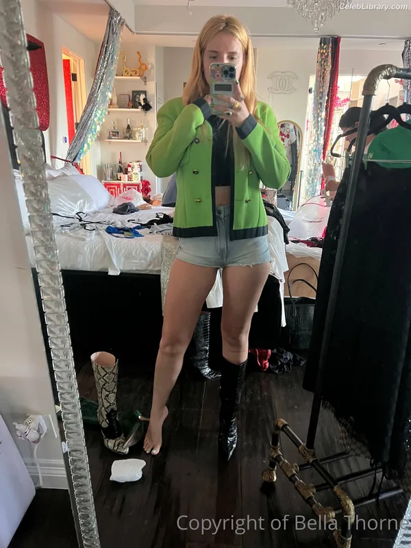 Bella Thorne photo 2 of 3680