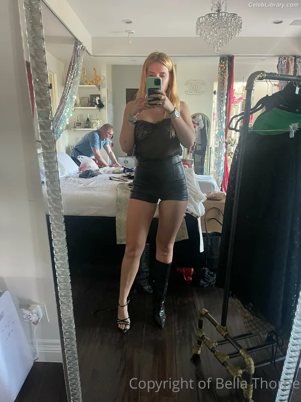 Bella Thorne photo 3 of 3680
