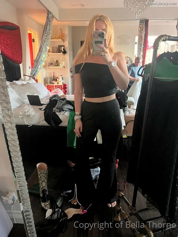 Bella Thorne photo 4 of 3680