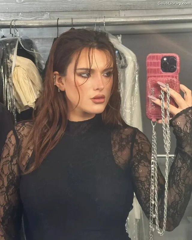 Bella Thorne photo 13 of 3680