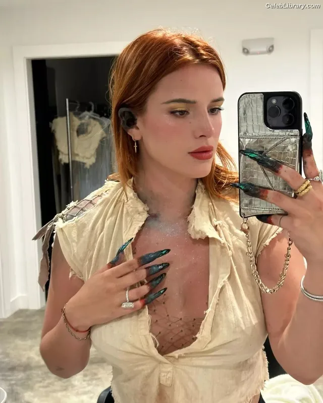 Bella Thorne photo 15 of 3680