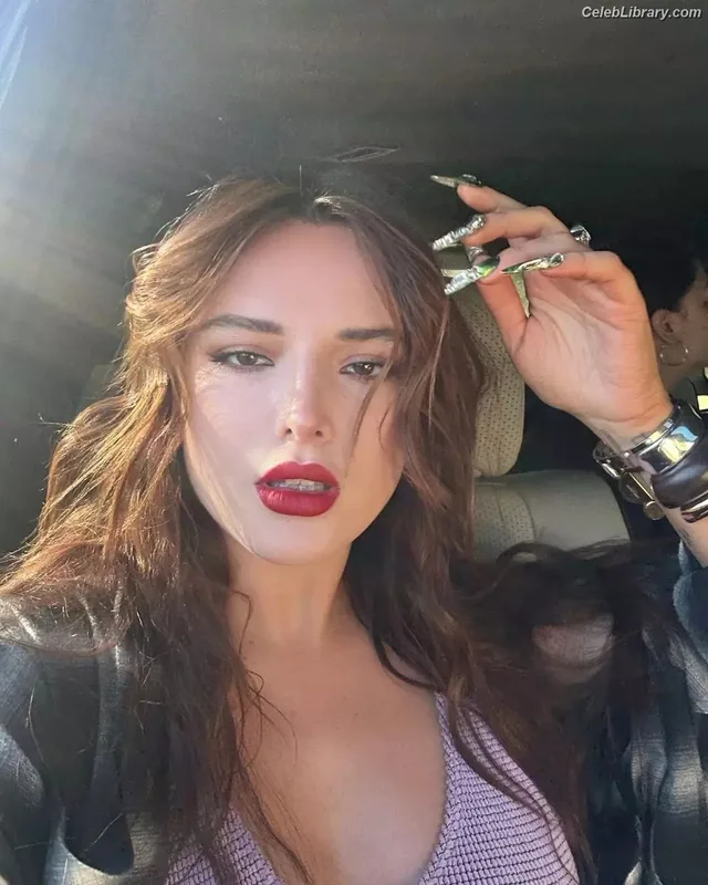 Bella Thorne photo 18 of 3680