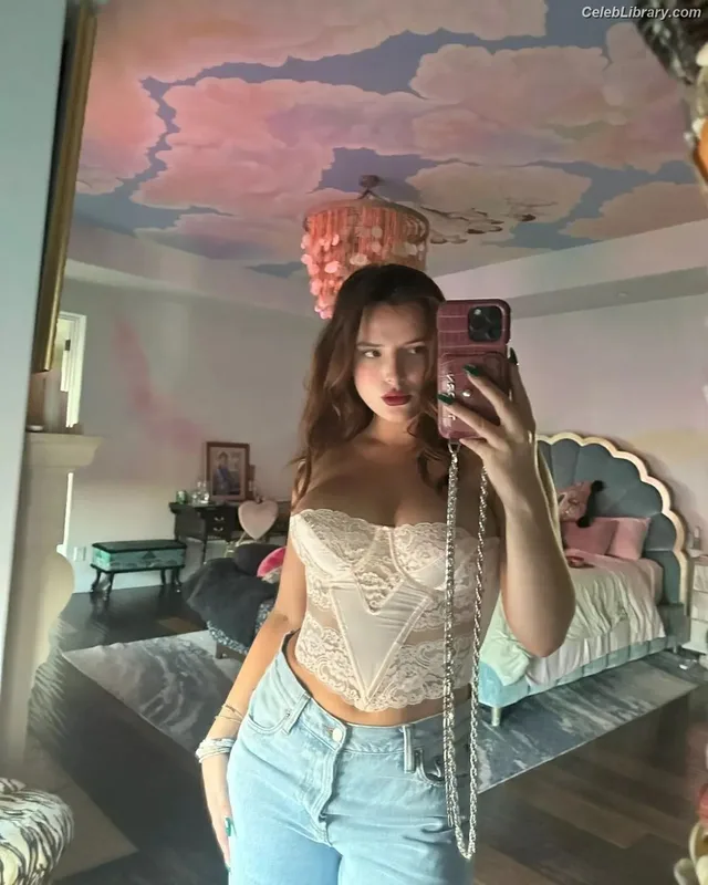 Bella Thorne photo 22 of 3680