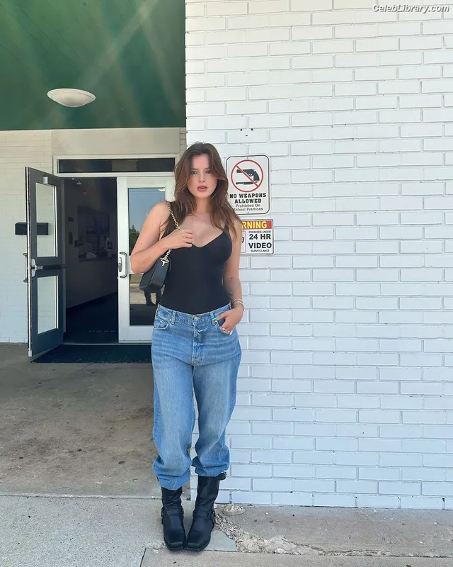 Bella Thorne photo 24 of 3680