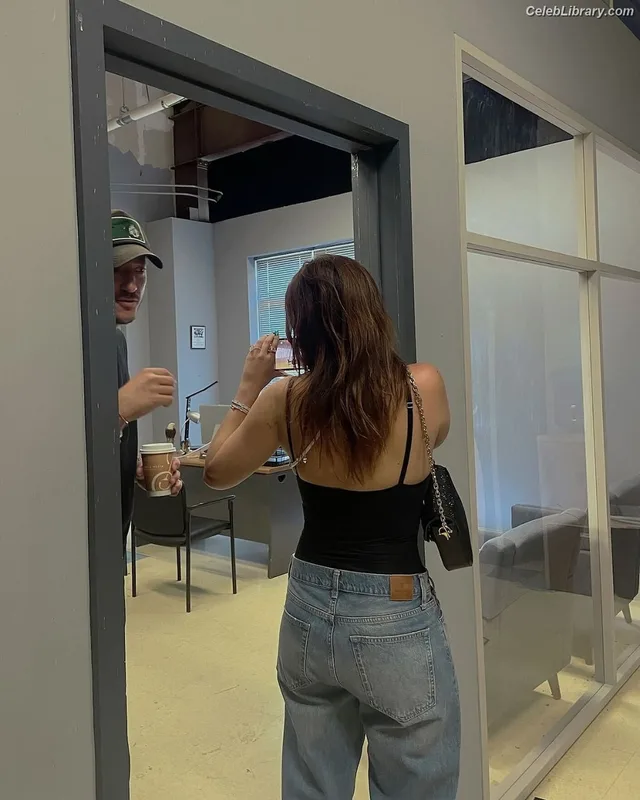 Bella Thorne photo 2 of 3680