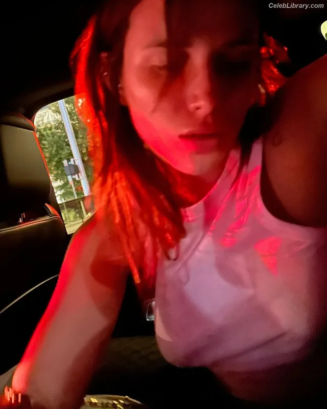 Bella Thorne photo 4 of 3680