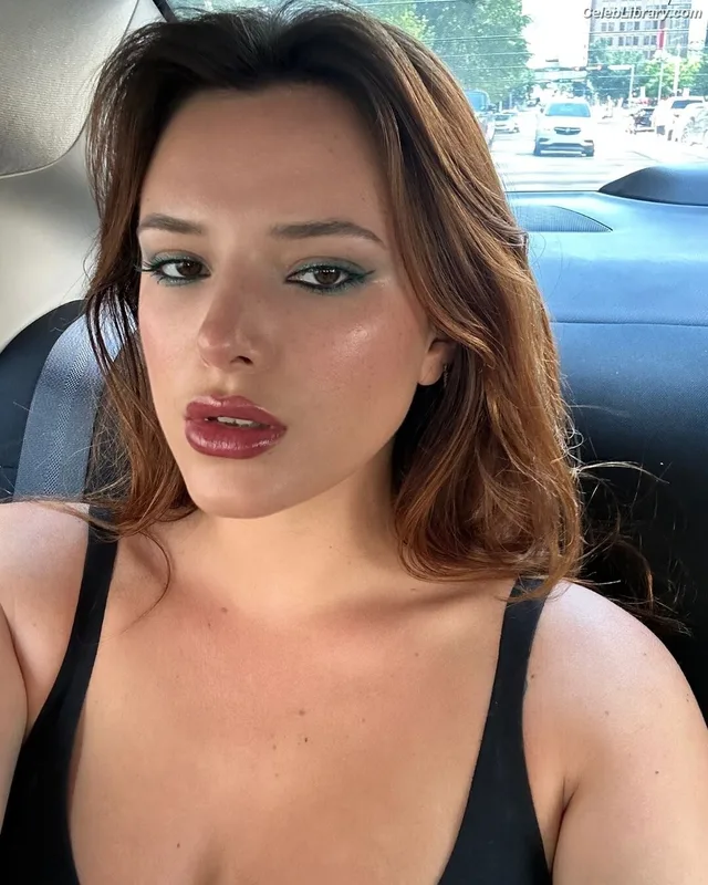 Bella Thorne photo 7 of 3680
