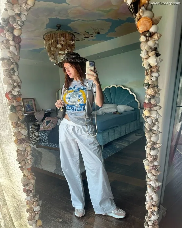 Bella Thorne photo 8 of 3680