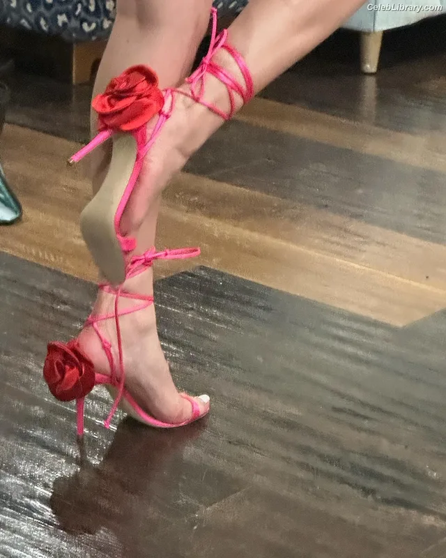 Bella Thorne photo 2 of 3680