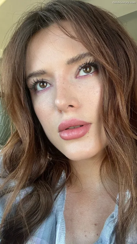 Bella Thorne photo 2 of 3680