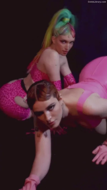 Bella Thorne photo 7 of 3680