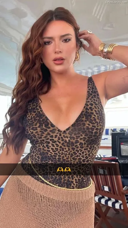 Bella Thorne photo 12 of 3680