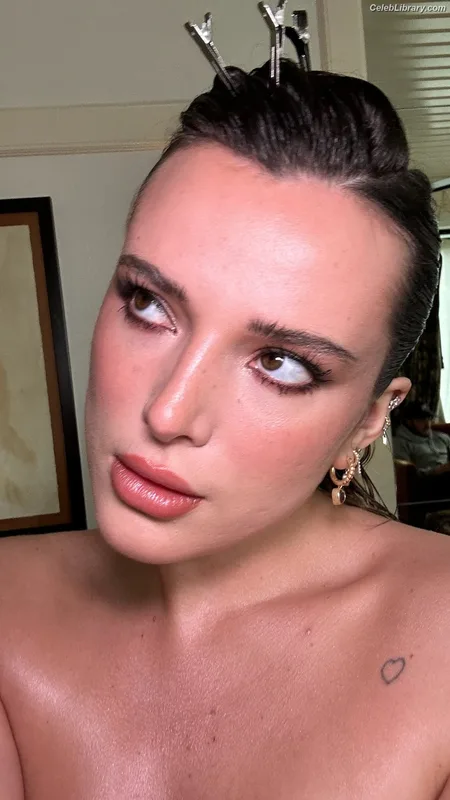 Bella Thorne photo 13 of 3680