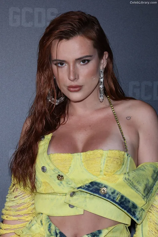 Bella Thorne photo 6 of 3680