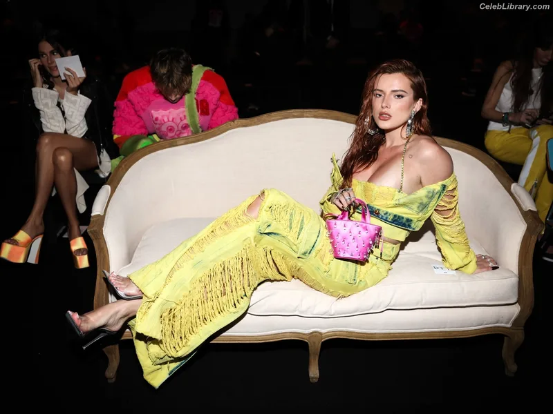Bella Thorne photo 9 of 3680