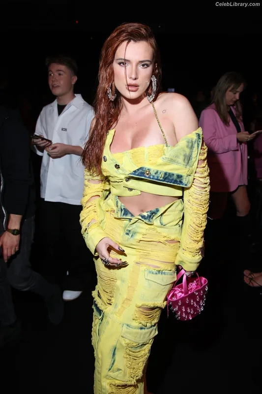 Bella Thorne photo 9 of 3680