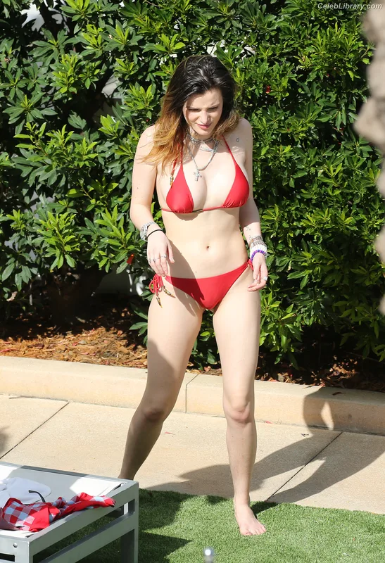 Bella Thorne photo 3 of 3680