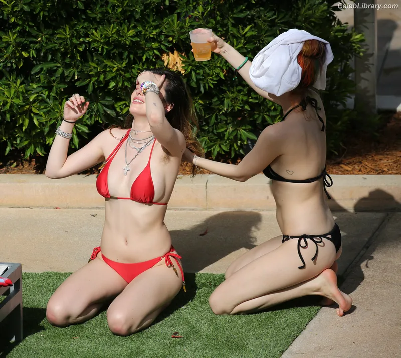 Bella Thorne photo 4 of 3680