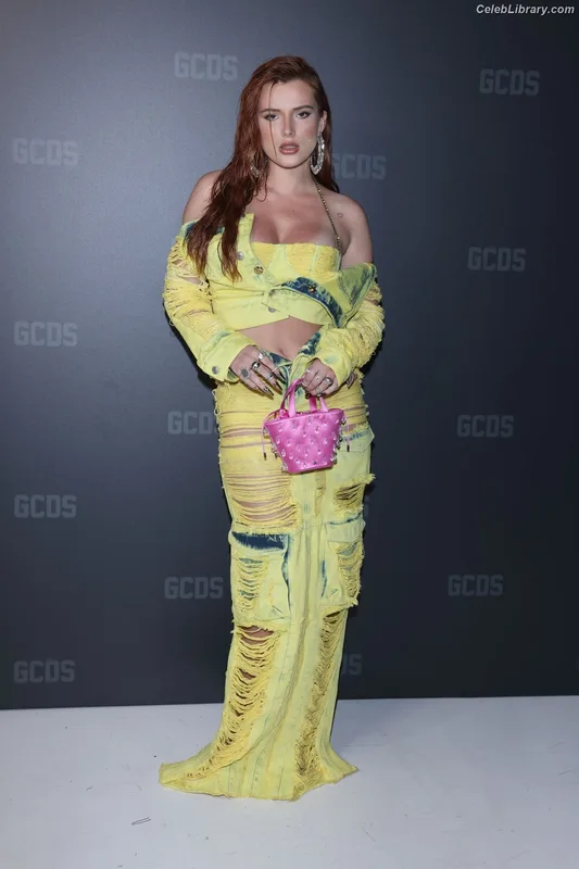 Bella Thorne photo 20 of 3680