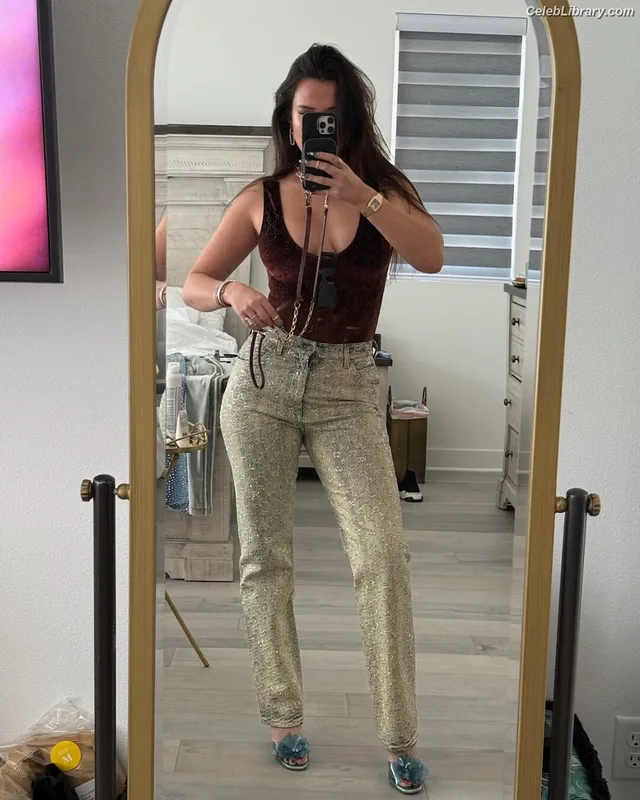 Bella Thorne photo 3 of 3680