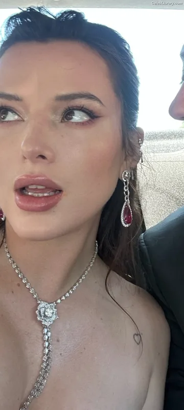 Bella Thorne photo 18 of 3680
