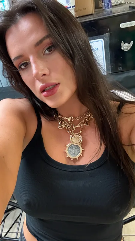 Bella Thorne photo 23 of 3680