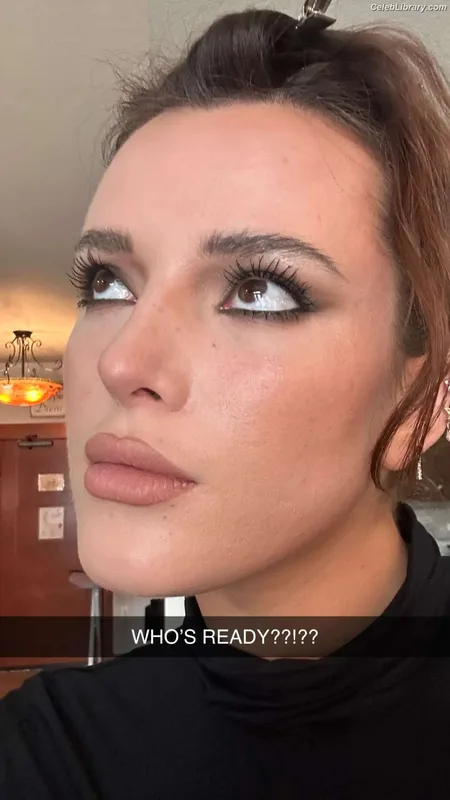 Bella Thorne photo 5 of 3680
