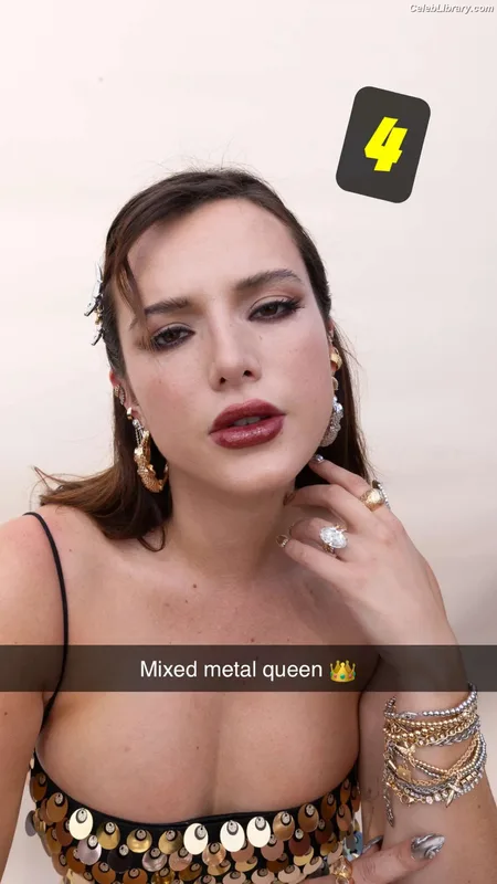 Bella Thorne photo 11 of 3680