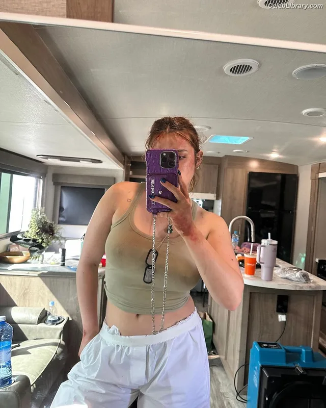 Bella Thorne photo 16 of 3680