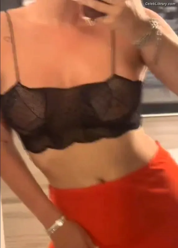 Bella Thorne photo 7 of 3680