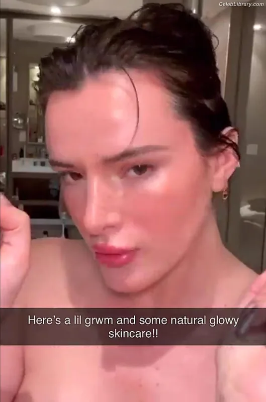 Bella Thorne photo 2 of 3680