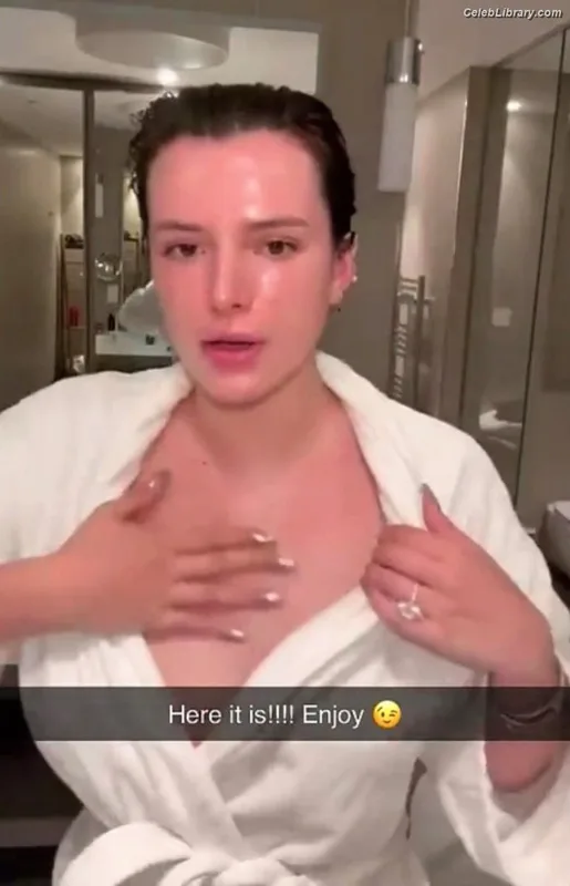 Bella Thorne photo 11 of 3680