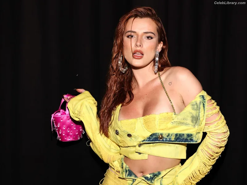 Bella Thorne photo 2 of 3680