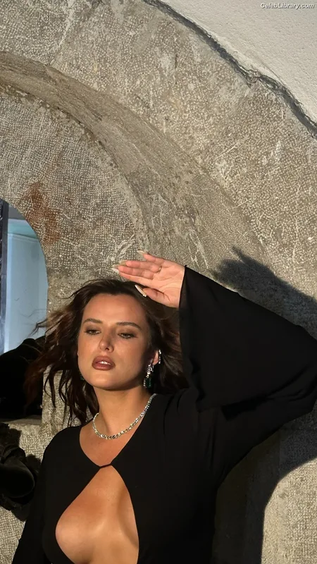 Bella Thorne photo 20 of 3680
