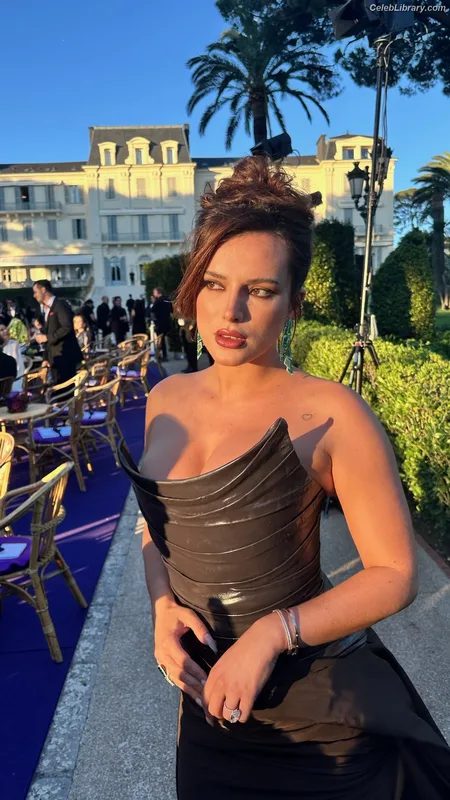 Bella Thorne photo 4 of 3680