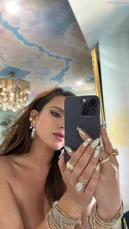 Bella Thorne photo 17 of 3680