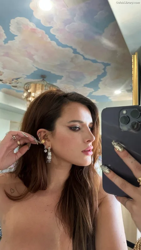 Bella Thorne photo 3 of 3680