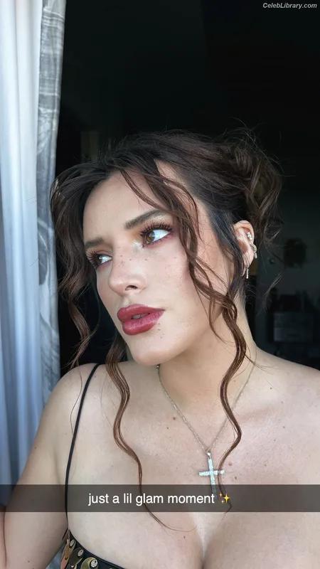 Bella Thorne photo 6 of 3680