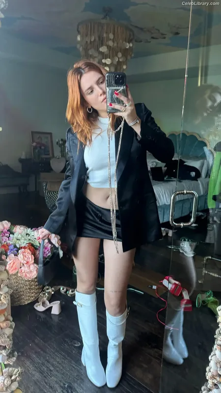 Bella Thorne photo 16 of 3680