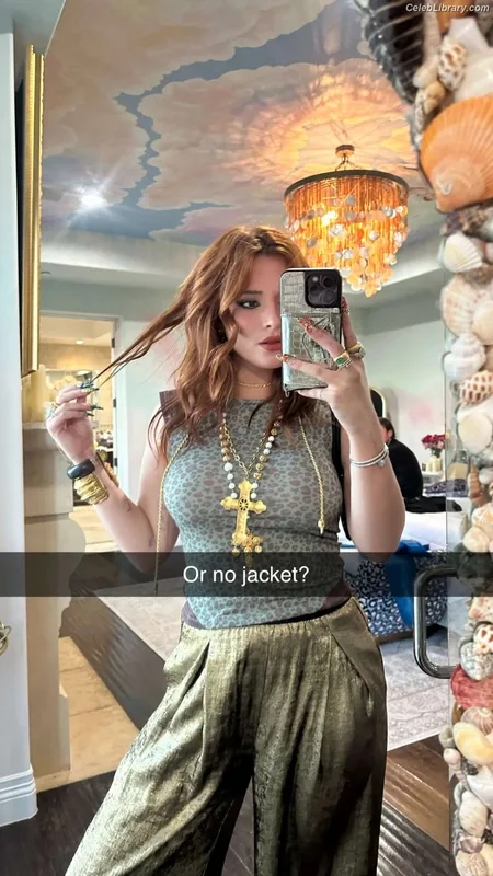 Bella Thorne photo 17 of 3680