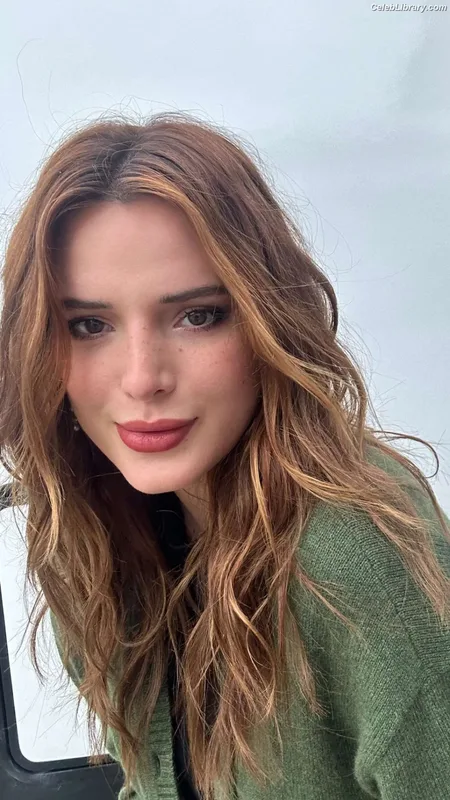 Bella Thorne photo 23 of 3680
