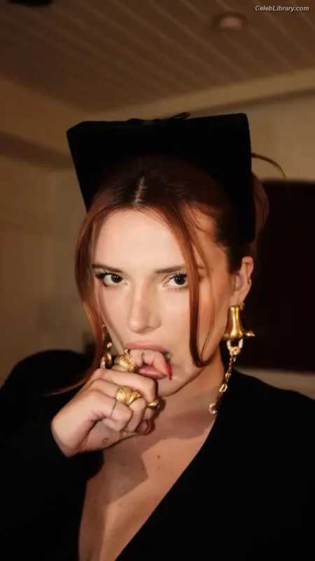 Bella Thorne photo 1 of 3680