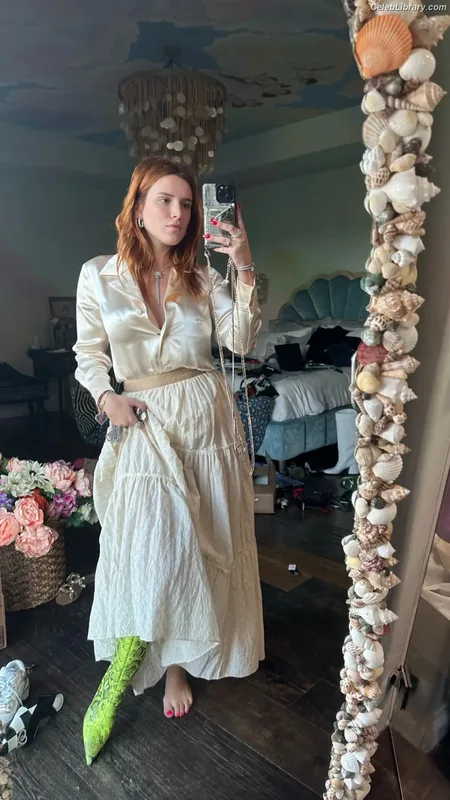 Bella Thorne photo 4 of 3680