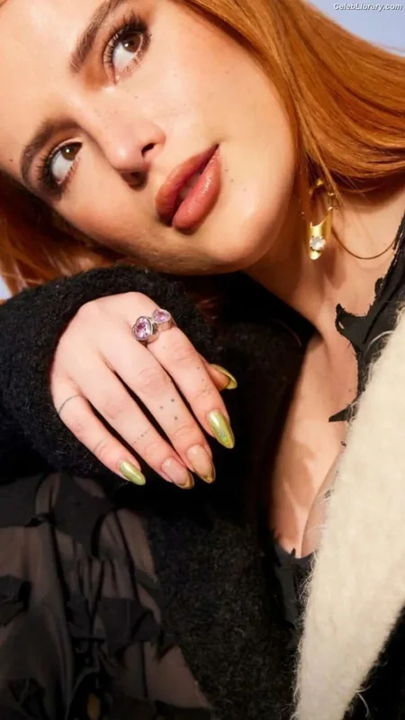Bella Thorne photo 5 of 3680