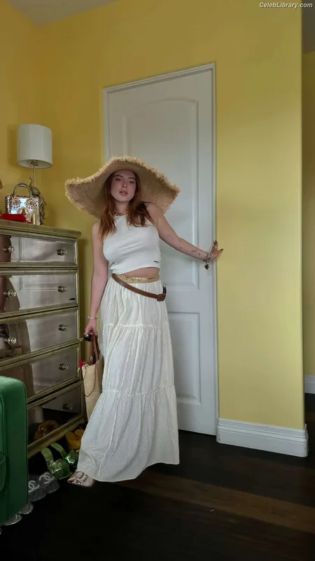 Bella Thorne photo 7 of 3680