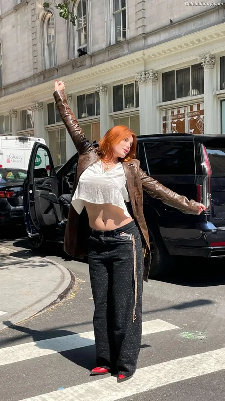 Bella Thorne photo 8 of 3680