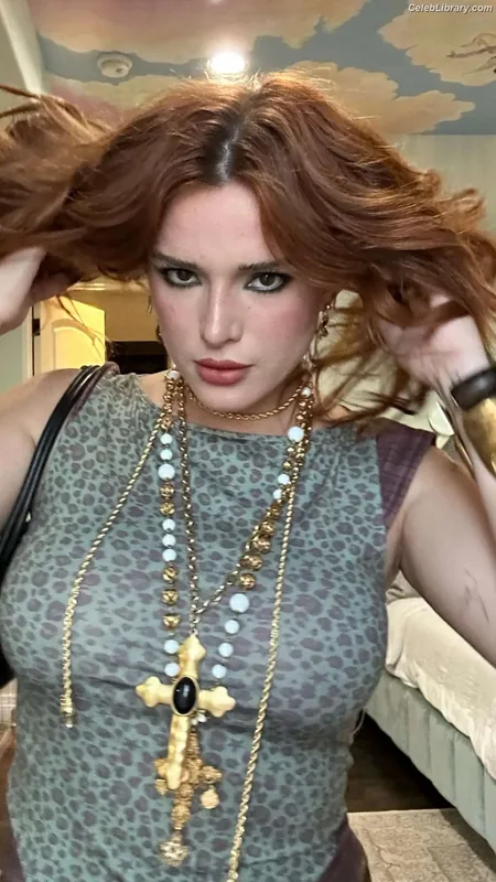 Bella Thorne photo 13 of 3680