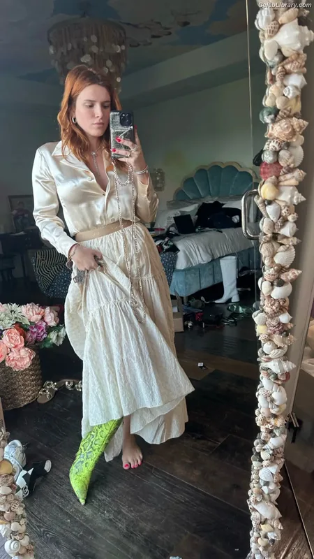 Bella Thorne photo 15 of 3680