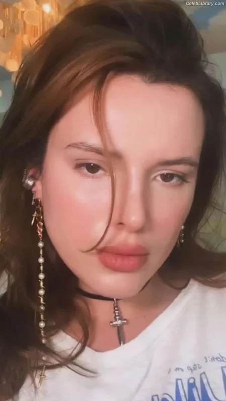 Bella Thorne photo 21 of 3680